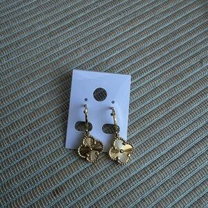 ⭐️- Gold clover dangle Earrings